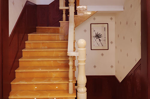 湘潭中式别墅室内汉白玉石楼梯的定制安装装饰效果